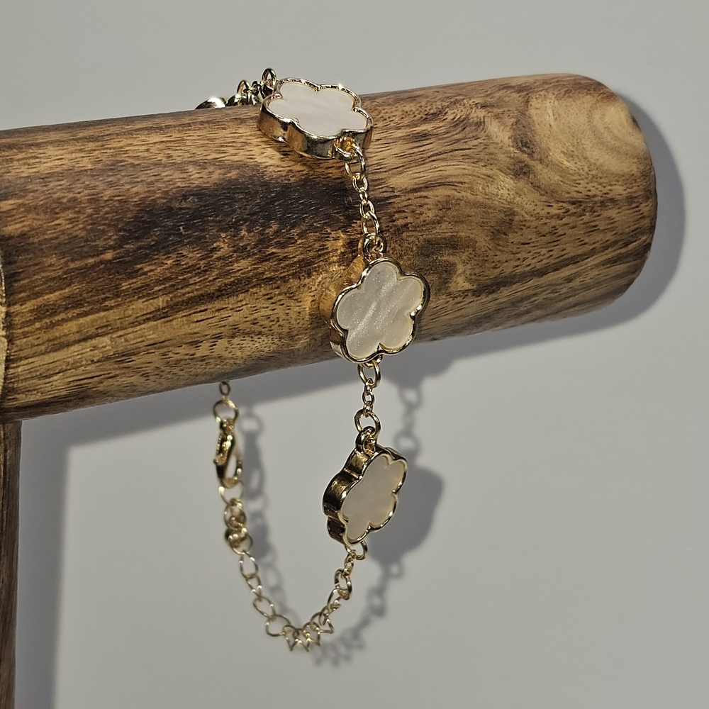 Elegant Gold and White Flower Bracelet